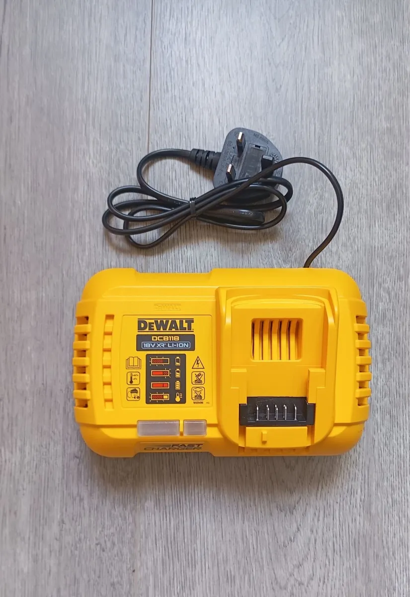 DeWalt dcb118 Fast Charger (New)
