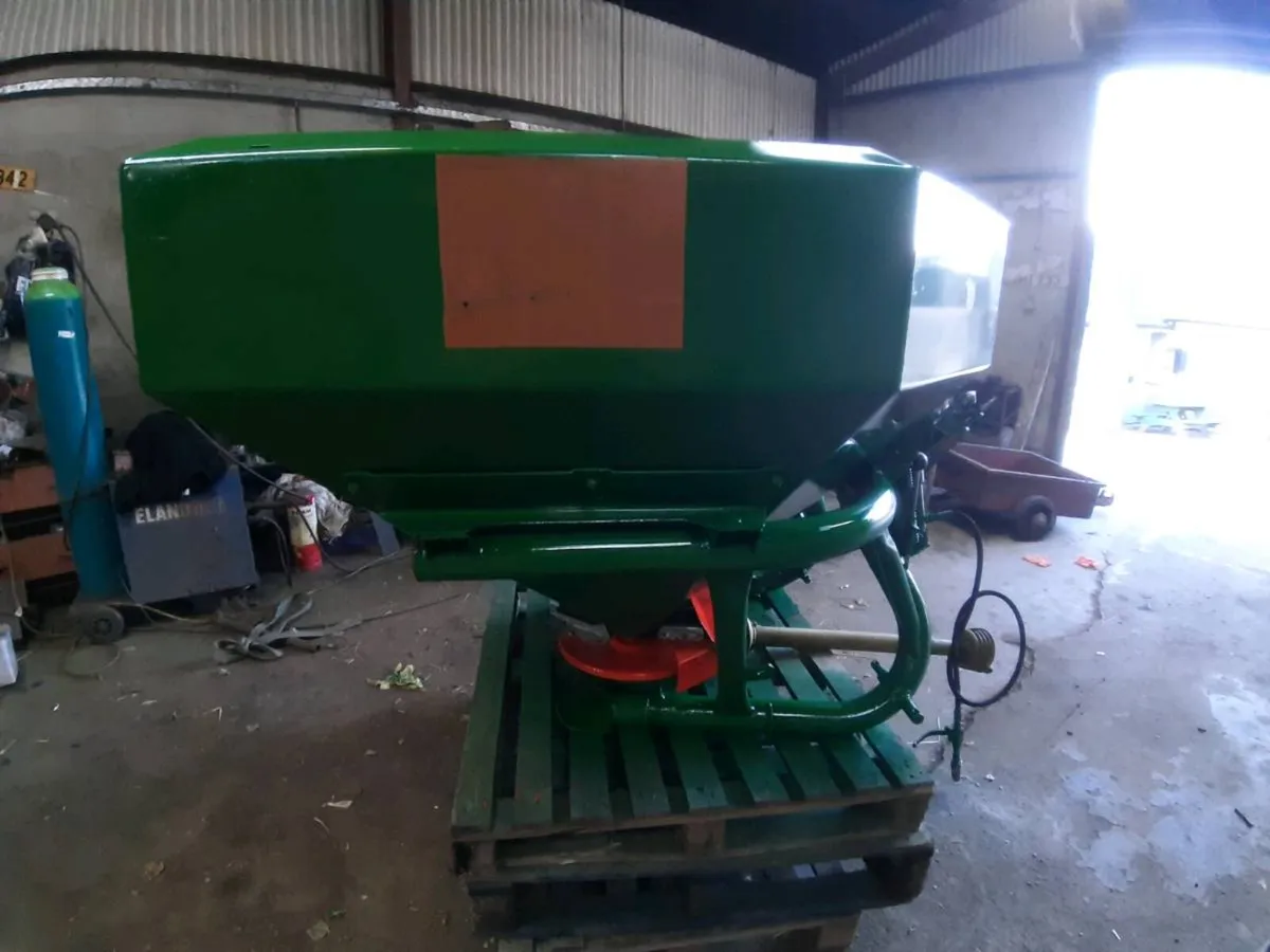 Amazone fertiliser spreader 1 tonne - Image 4