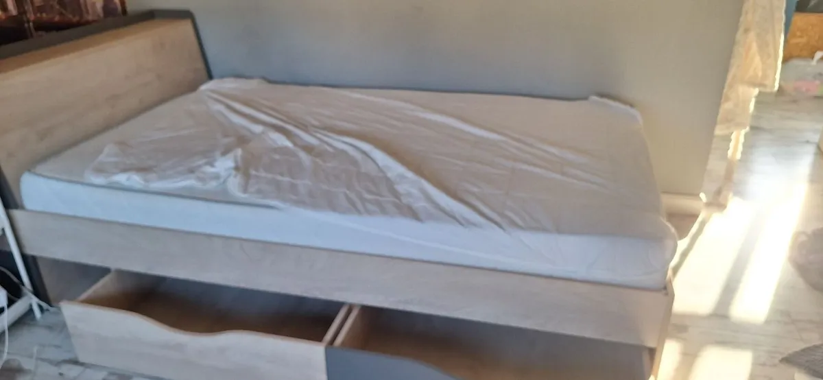 Bed - Image 1