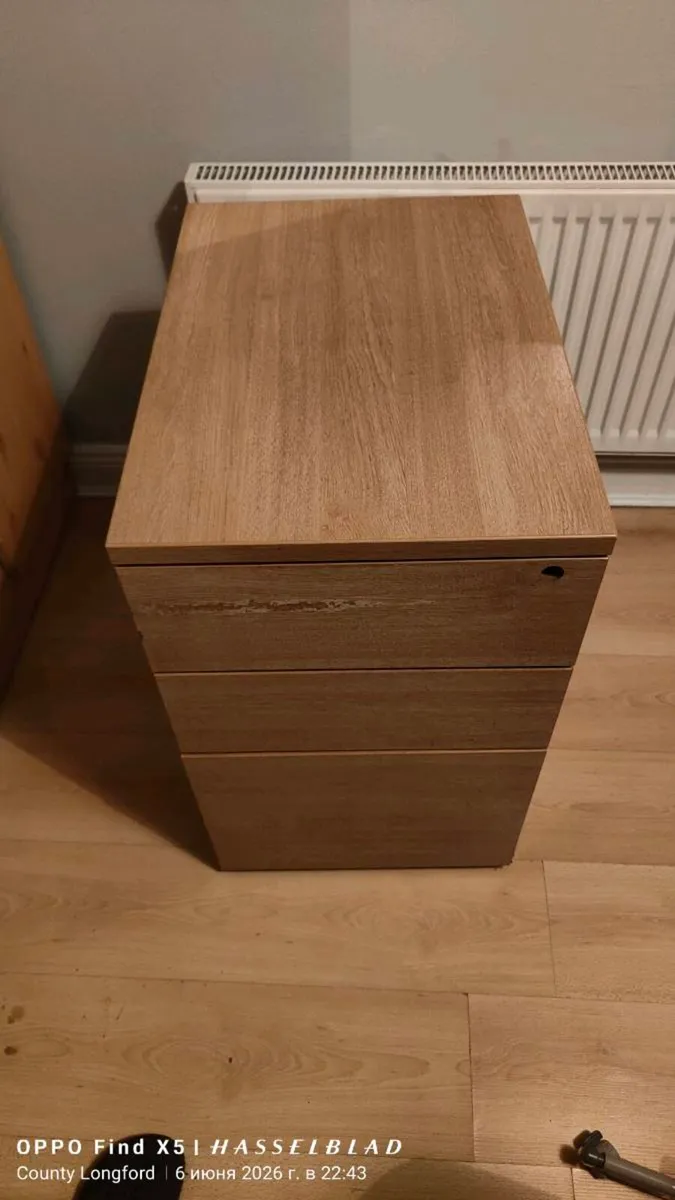 Desk and storage unit - Image 4