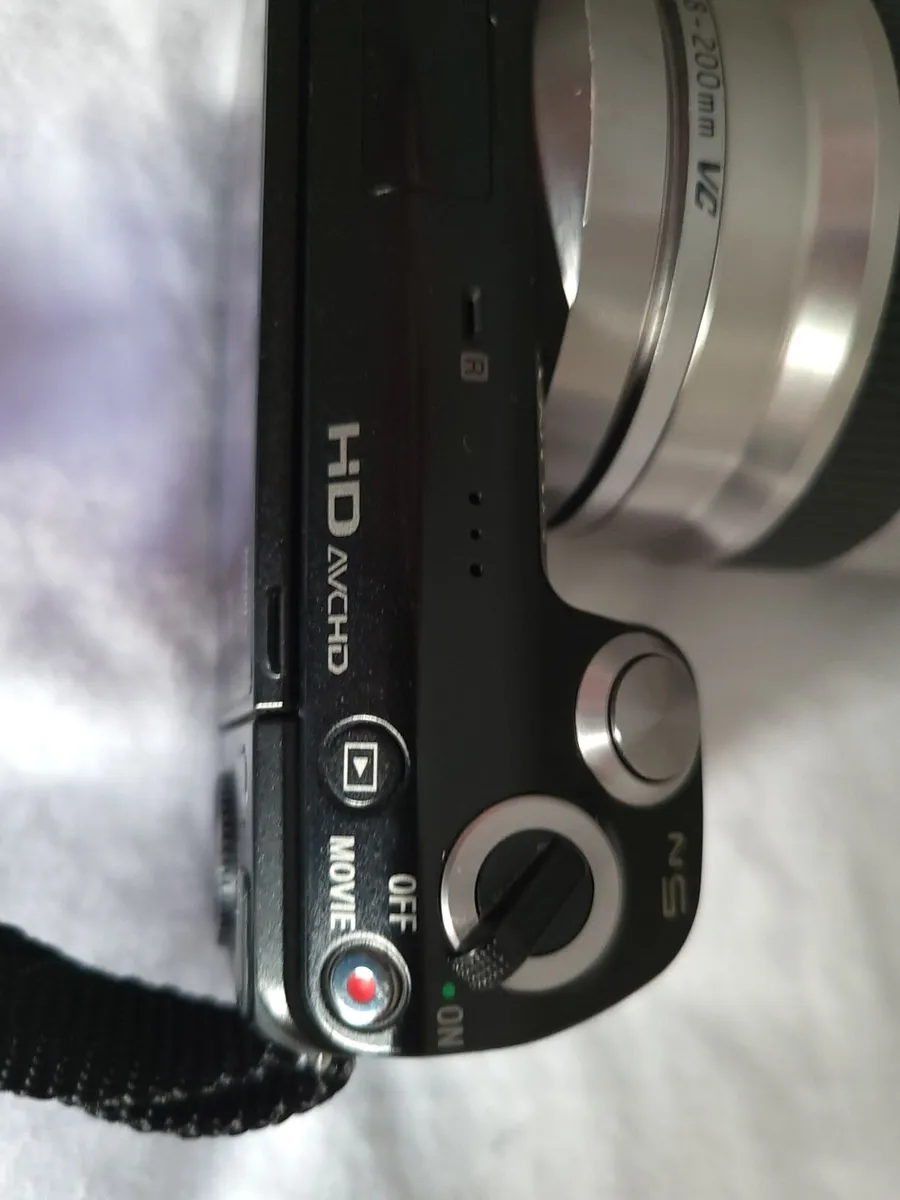 Sony NEX-5N Mirrorless Camera + Tamron 18-200mm - Image 2