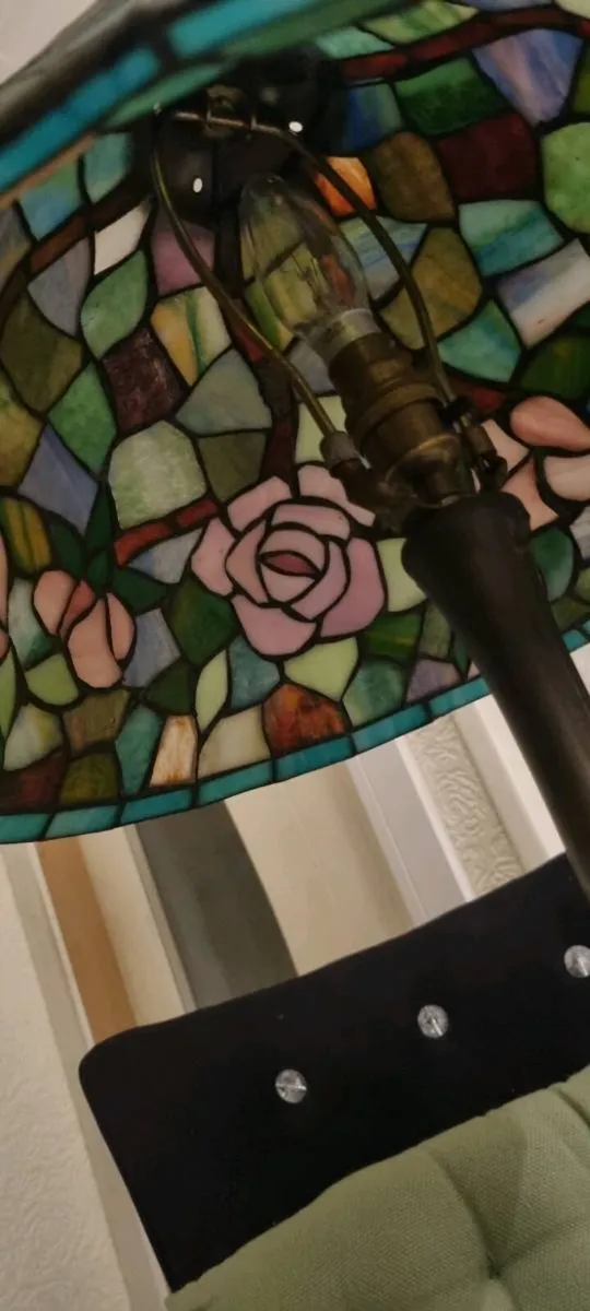TIFFANY STYLE TABLE LAMP - Image 1