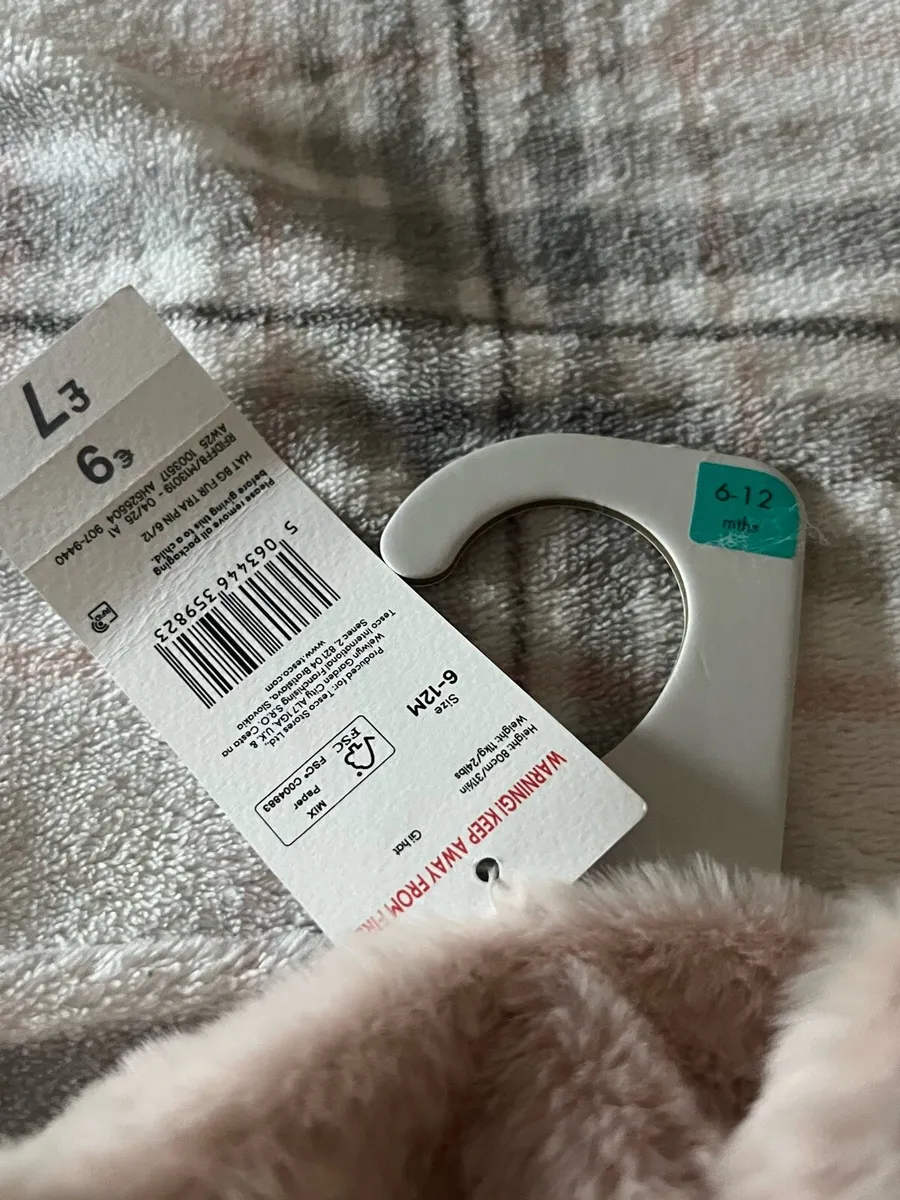 Girls BNWT hat 6/12 mths €5 - Image 3