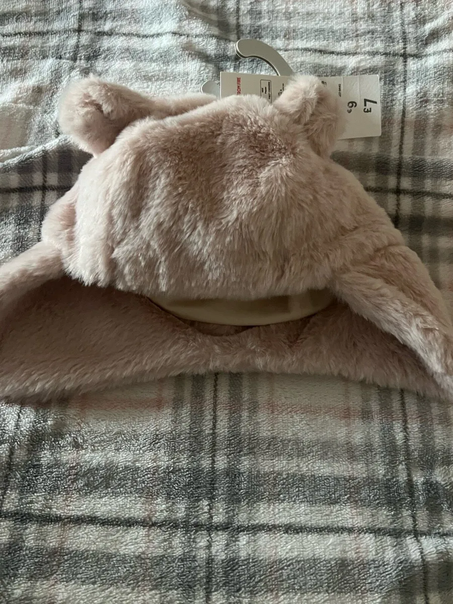 Girls BNWT hat 6/12 mths €5 - Image 4