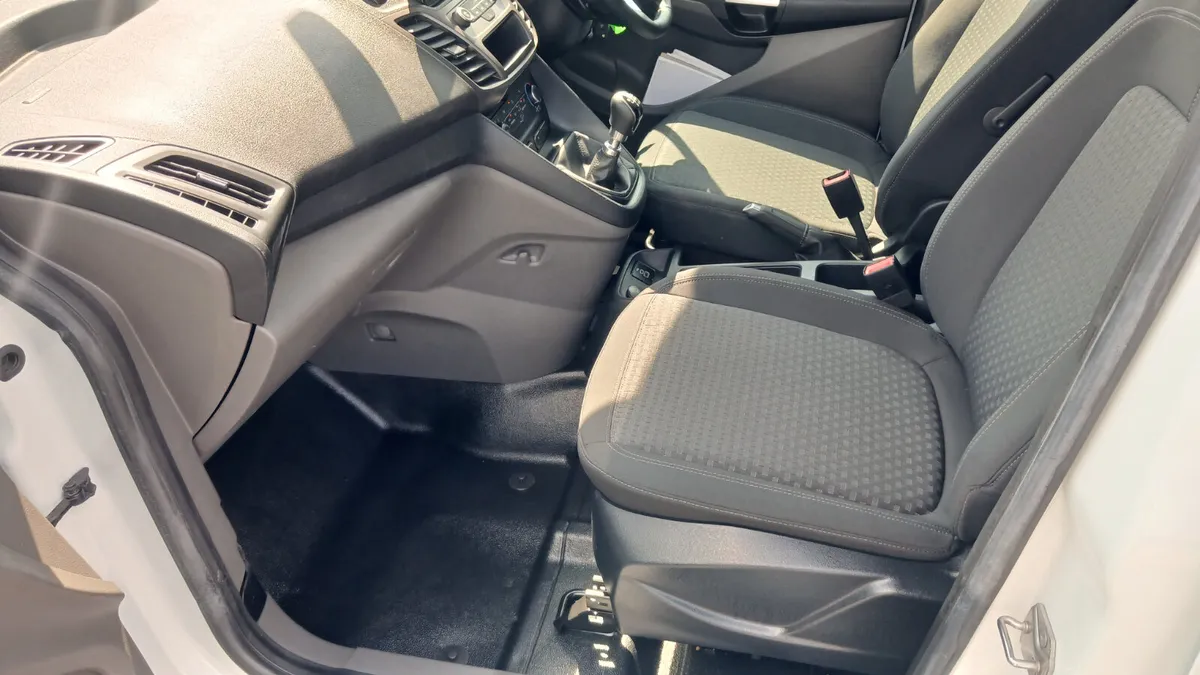 231 CONNECT LWB TREND A/C ONLY 78K KMS GRADE 1 - Image 3