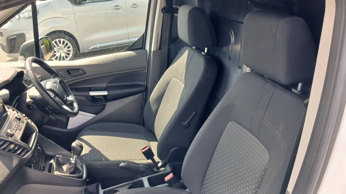 231 CONNECT LWB TREND A/C ONLY 78K KMS GRADE 1 - Image 4
