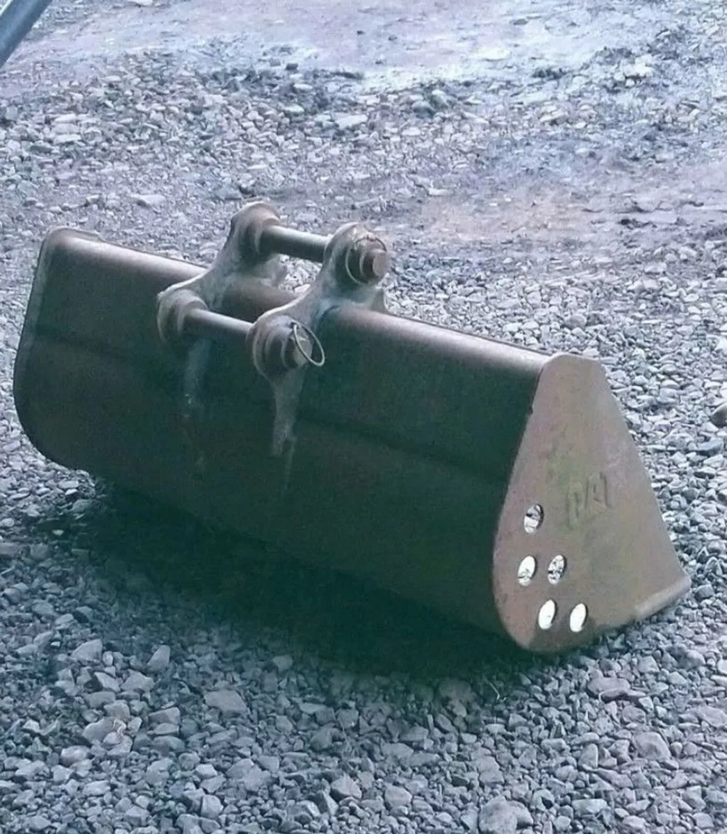 CAT 302.7 MINI DIGGER BUCKET 35mm pins - Image 2