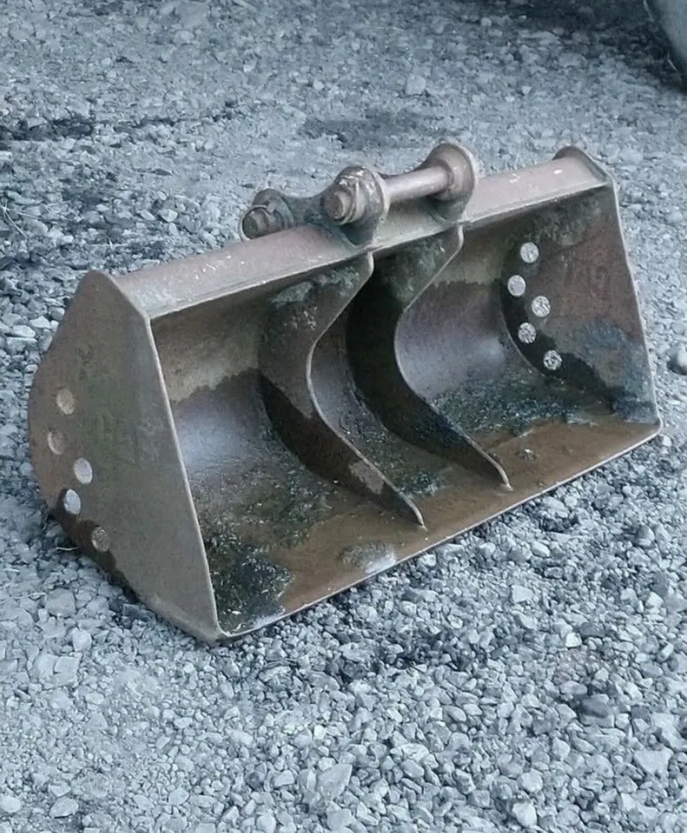 CAT 302.7 MINI DIGGER BUCKET 35mm pins - Image 1