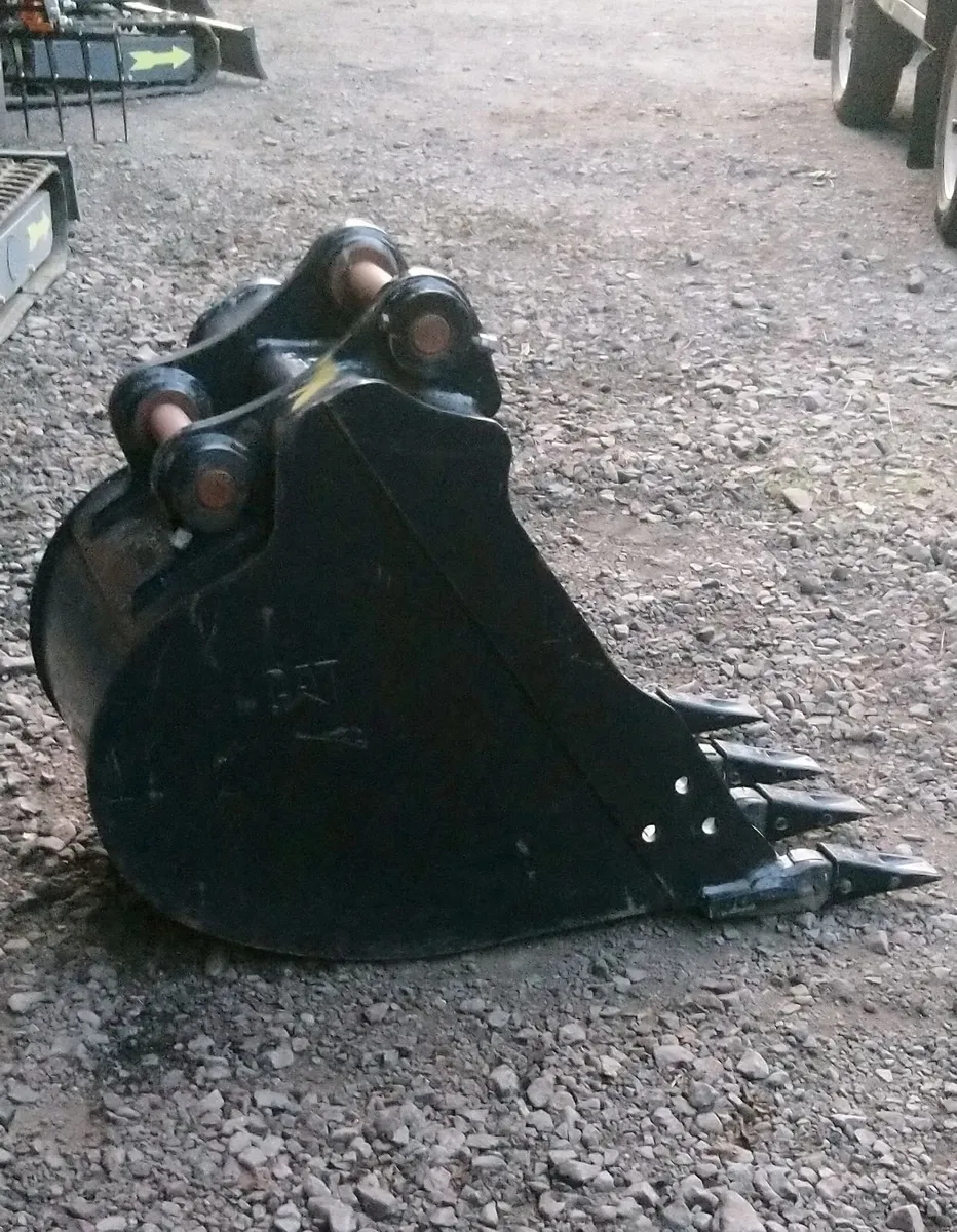 CAT 8 TON DIGGER BUCKET 50mm pins - Image 1