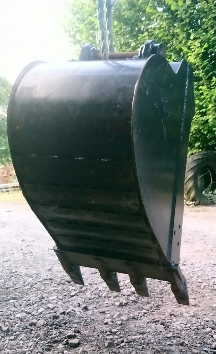 CAT 8 TON DIGGER BUCKET 50mm pins - Image 2