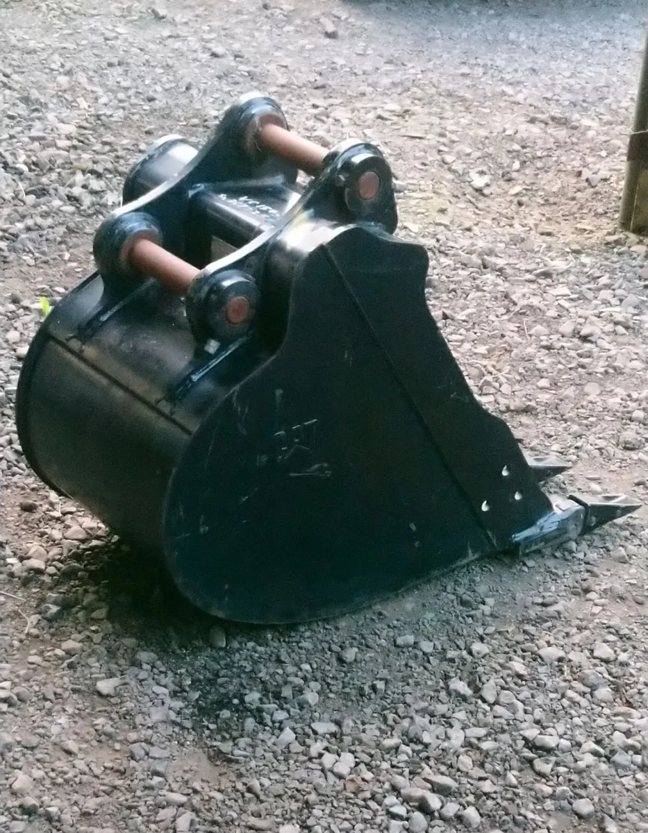 CAT 8 TON DIGGER BUCKET 50mm pins - Image 3
