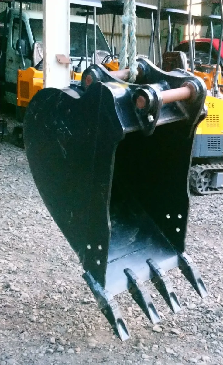 CAT 8 TON DIGGER BUCKET 50mm pins - Image 4