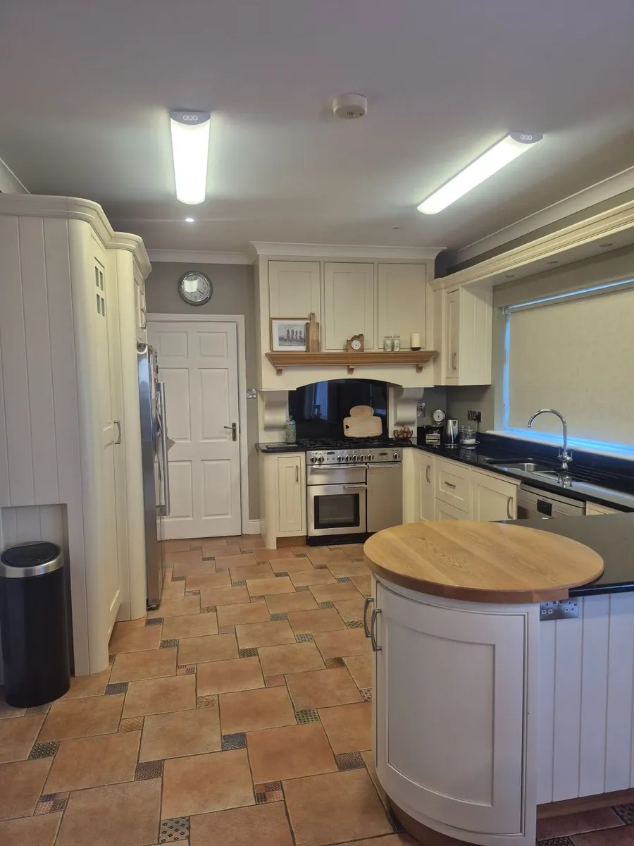 Kitchen granite worktop appliances table &6 chairs - Image 2