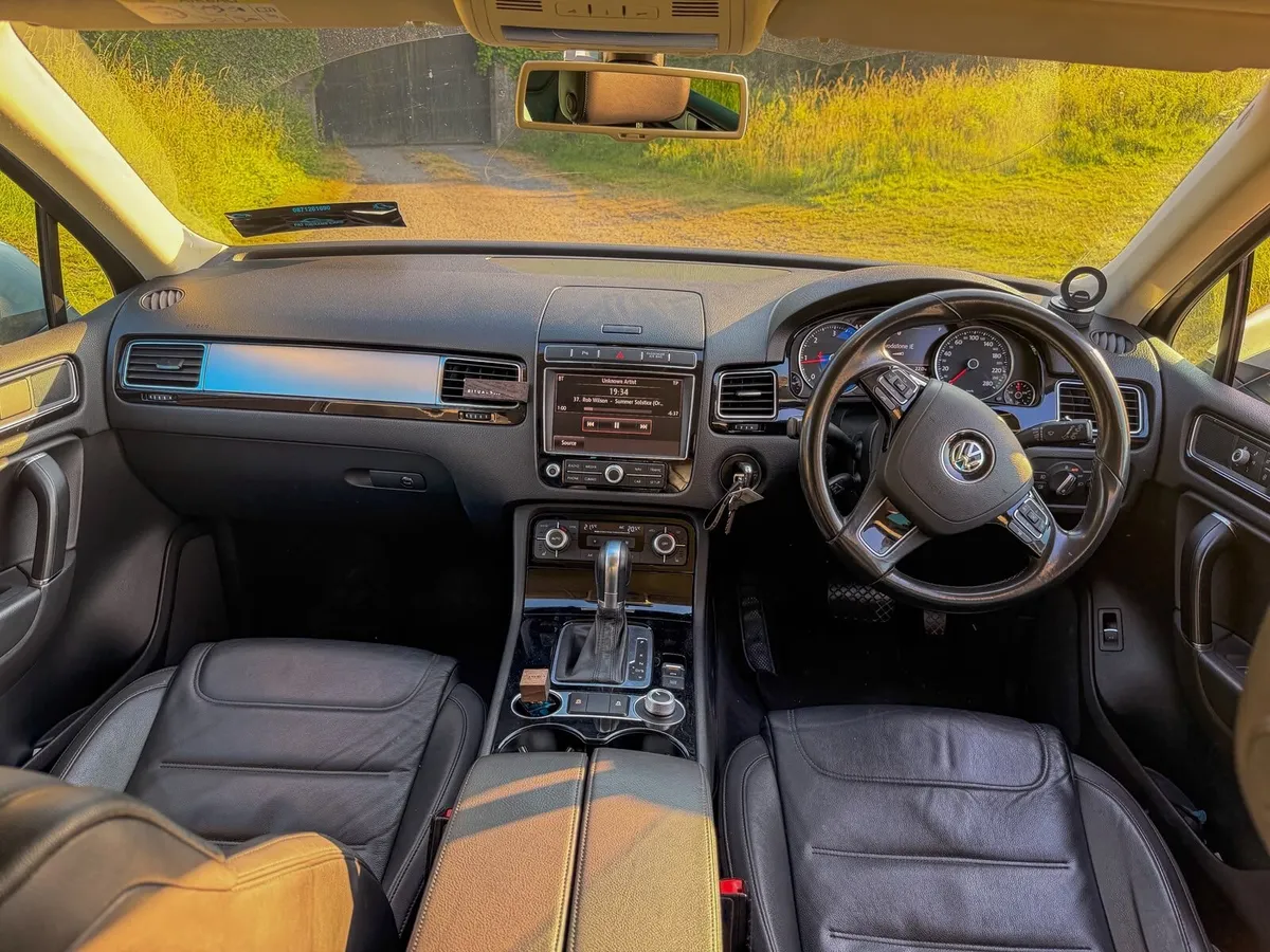 Volkswagen Touareg 2015 - Image 2