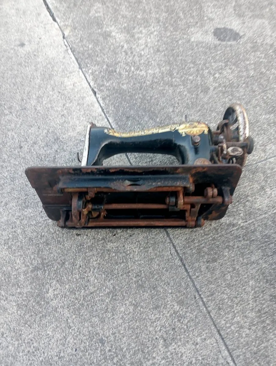 Singer sowing machine - Image 4
