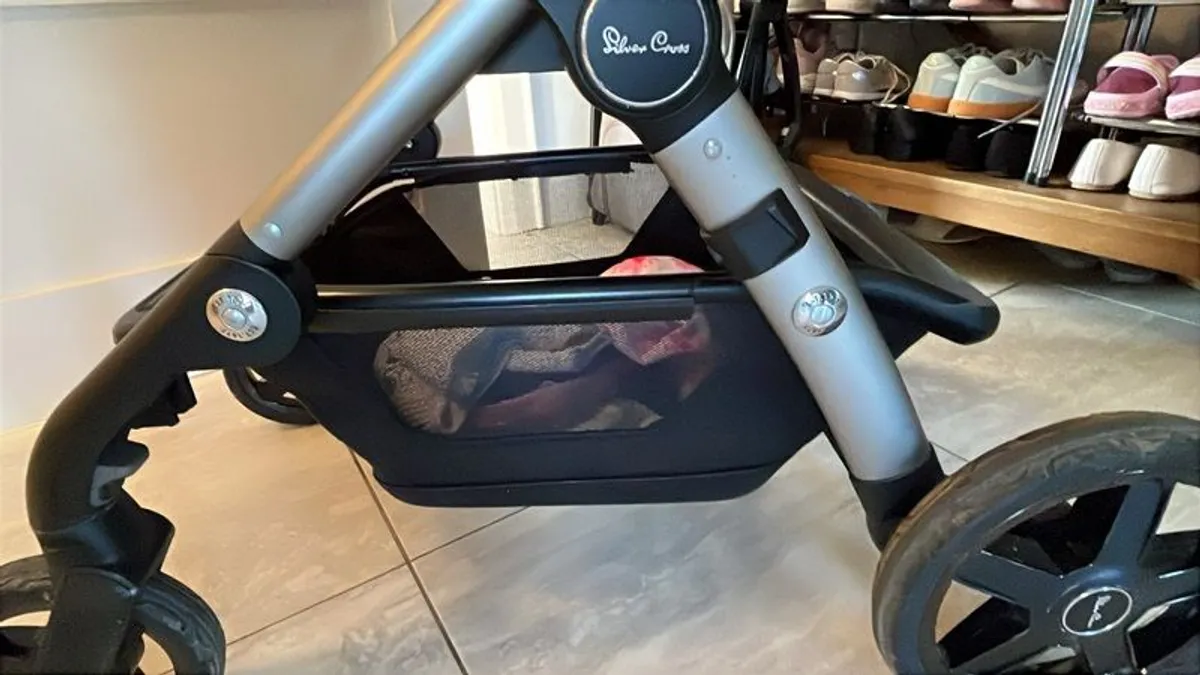 Silver Cross buggy and car seat - Image 4