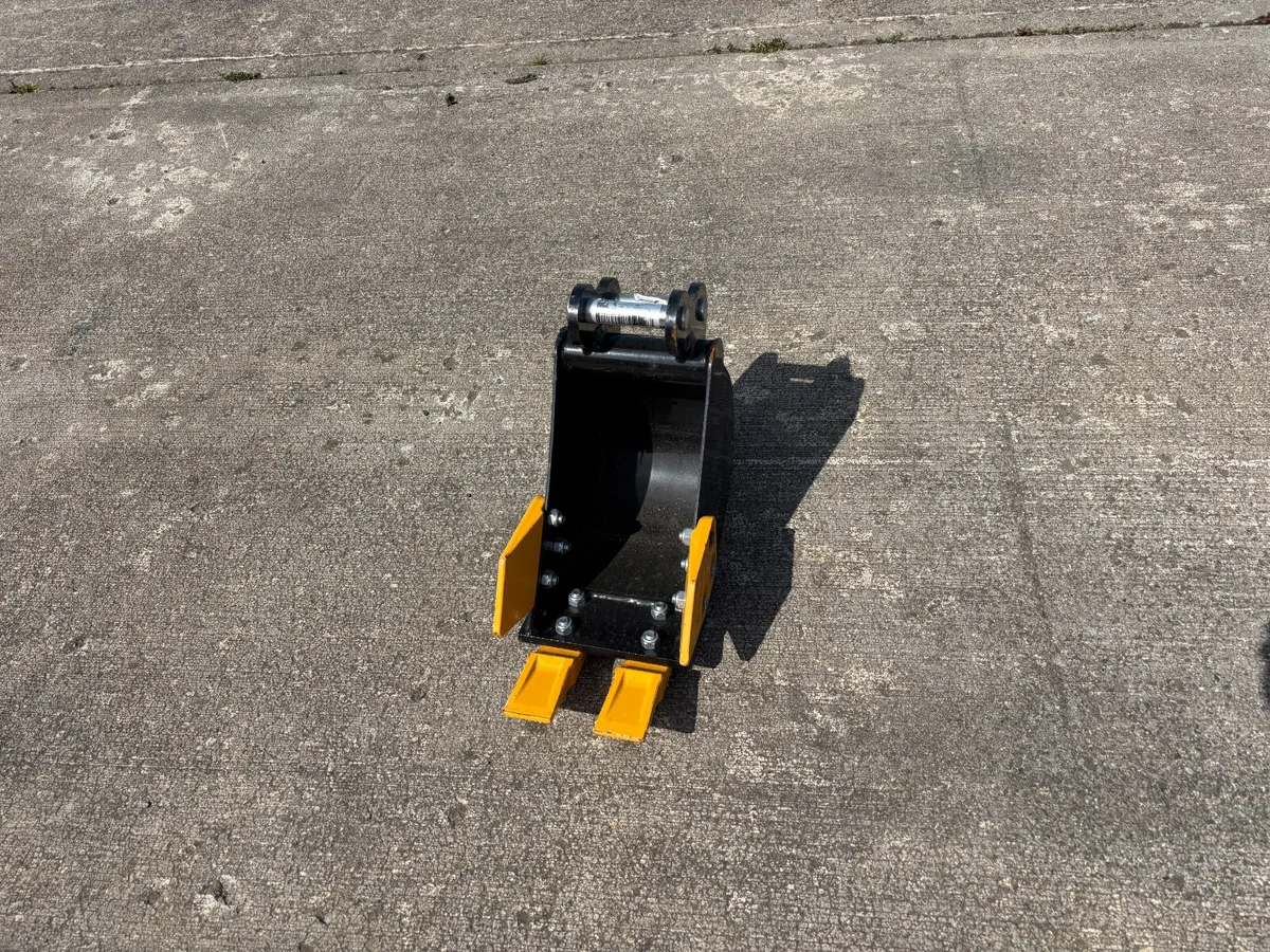 Digging Bucket 20cm... to suit 1 to 2 ton... - Image 1