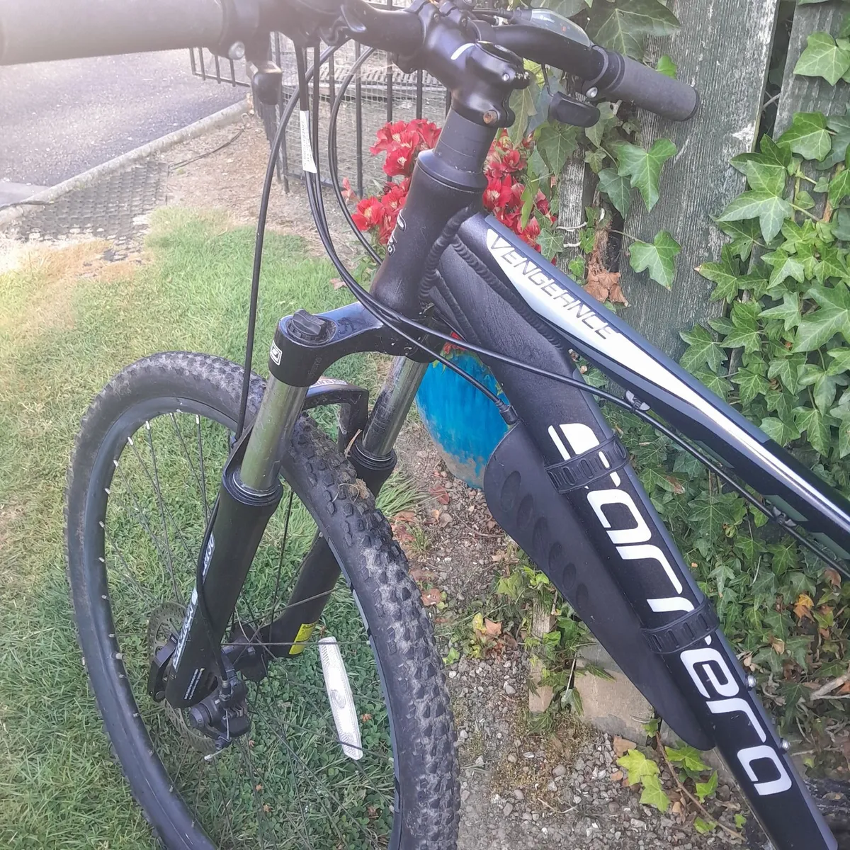 Carrera Vengeance Junior Mountain bike  26 inch - Image 3