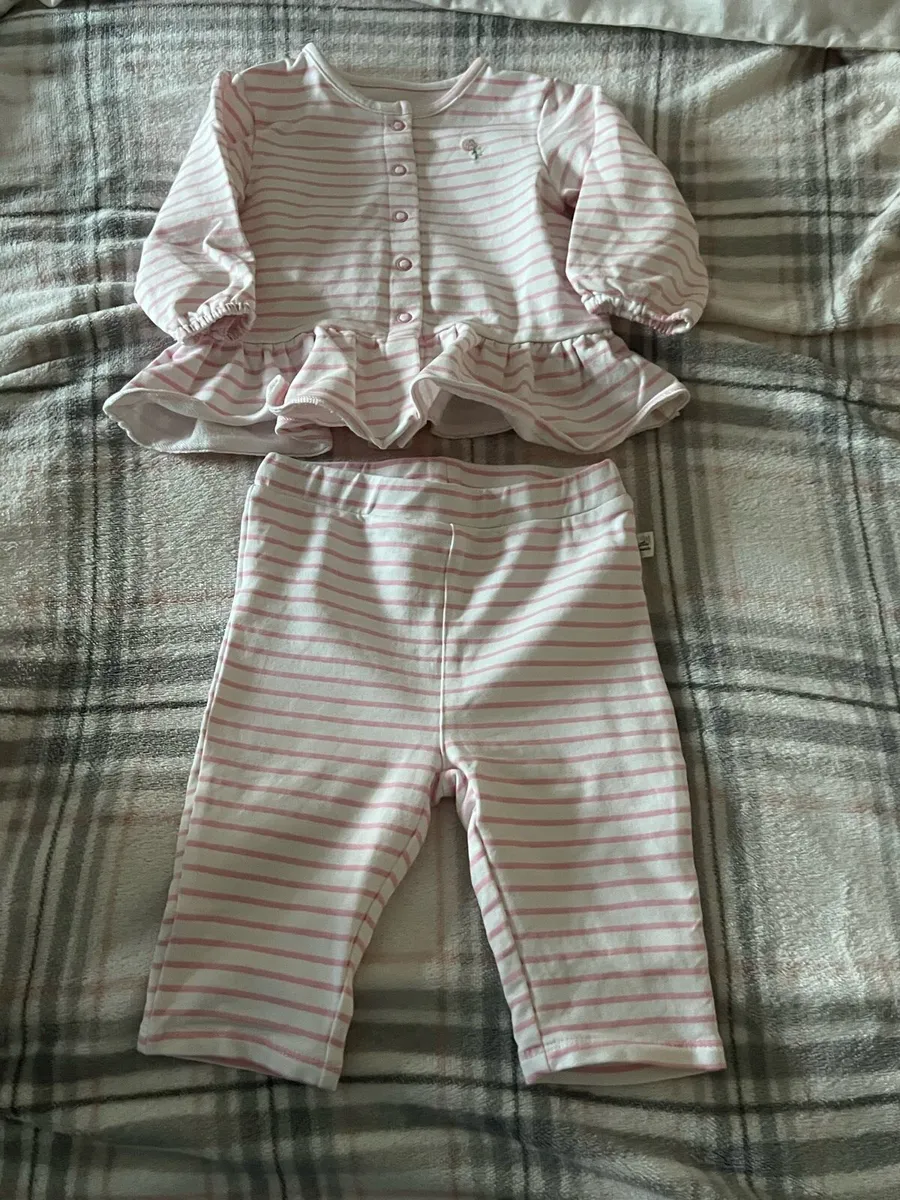 Girls never worn suit 9/12 mths €4 - Image 1