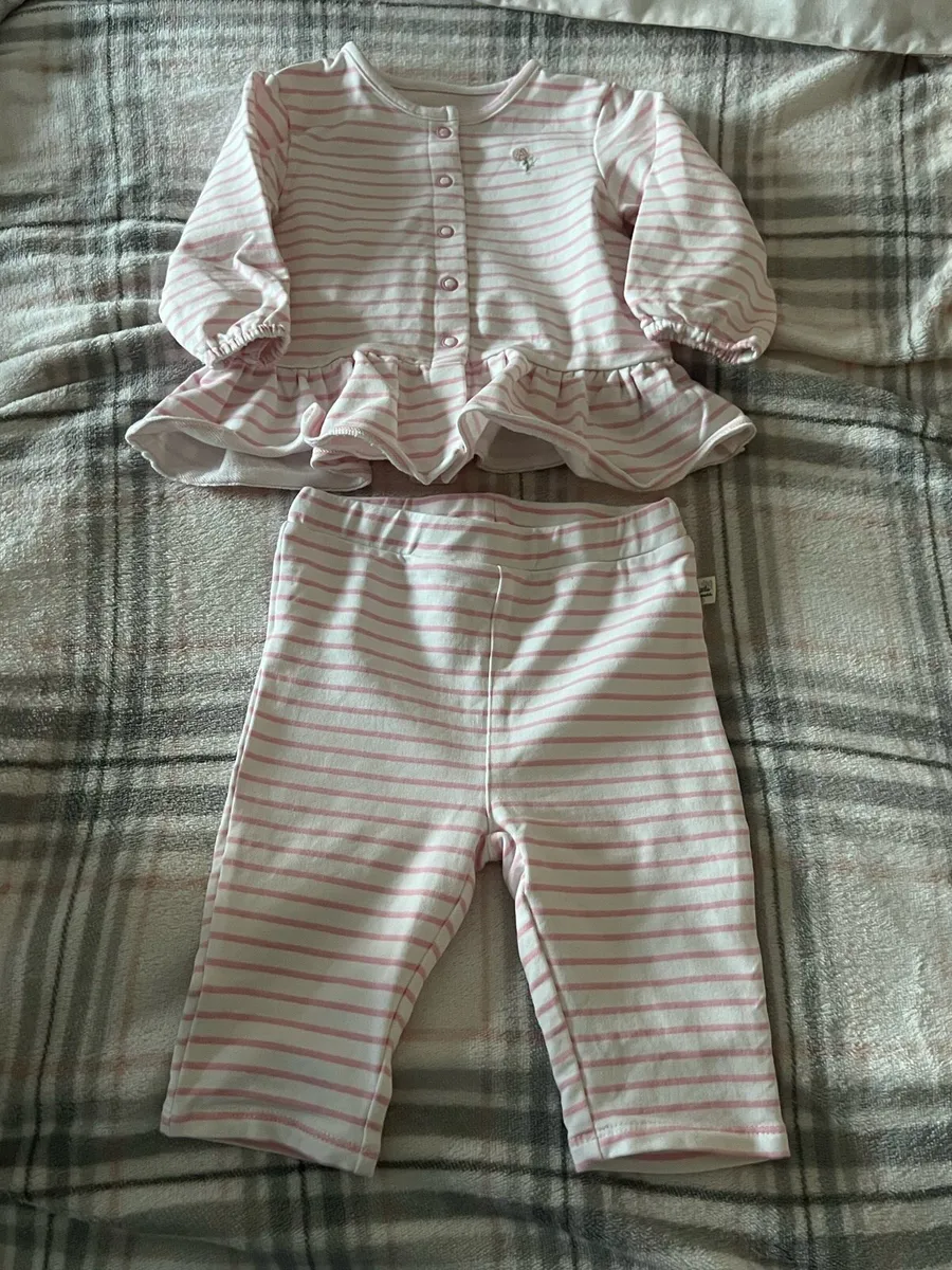 Girls never worn suit 9/12 mths €4 - Image 2