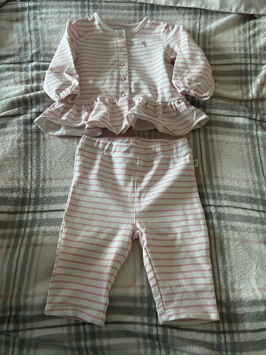 Girls never worn suit 9/12 mths €4 - Image 4