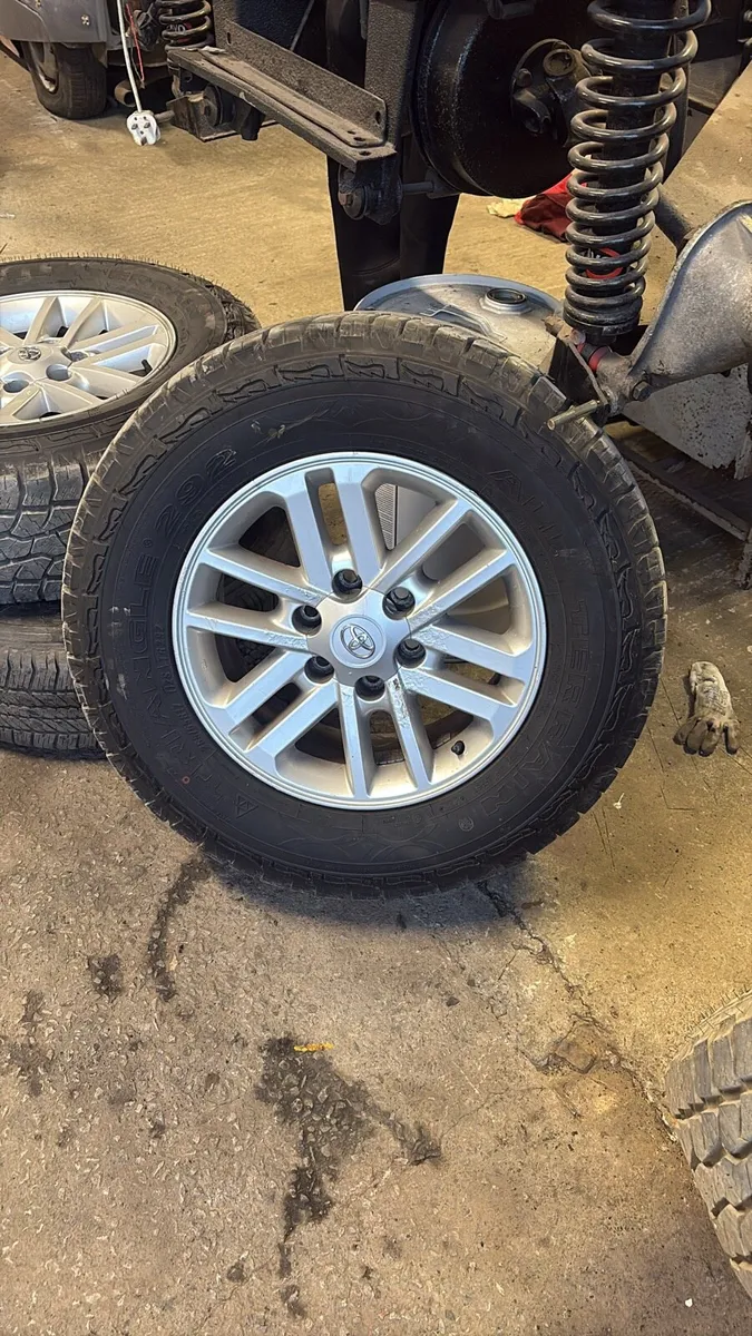 Toyota hilux alloys - Image 1
