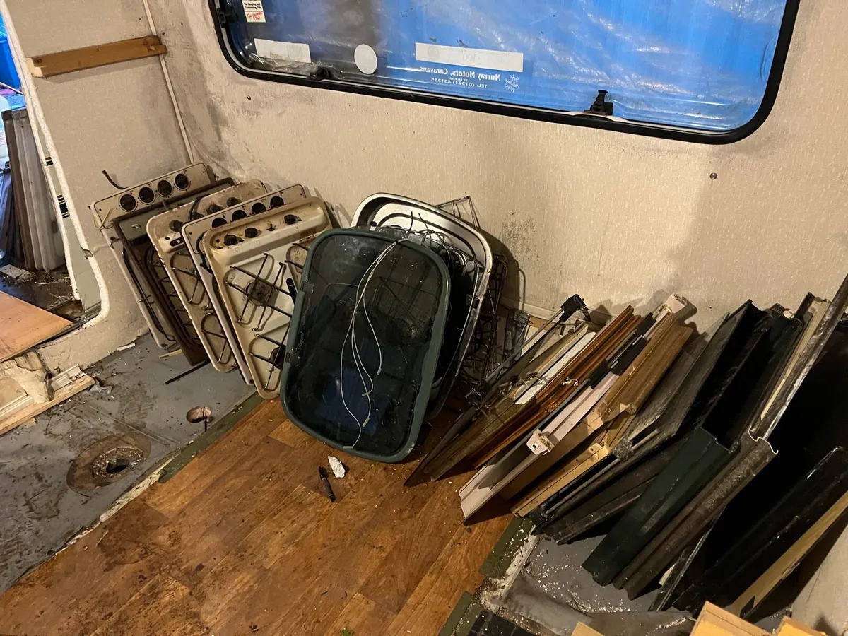 Caravan parts and windows - Image 4