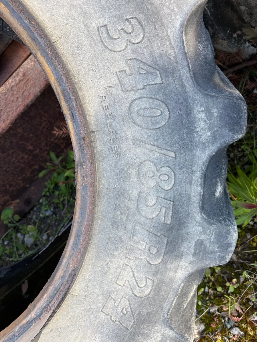 Second hand John Deere tyres - Image 3