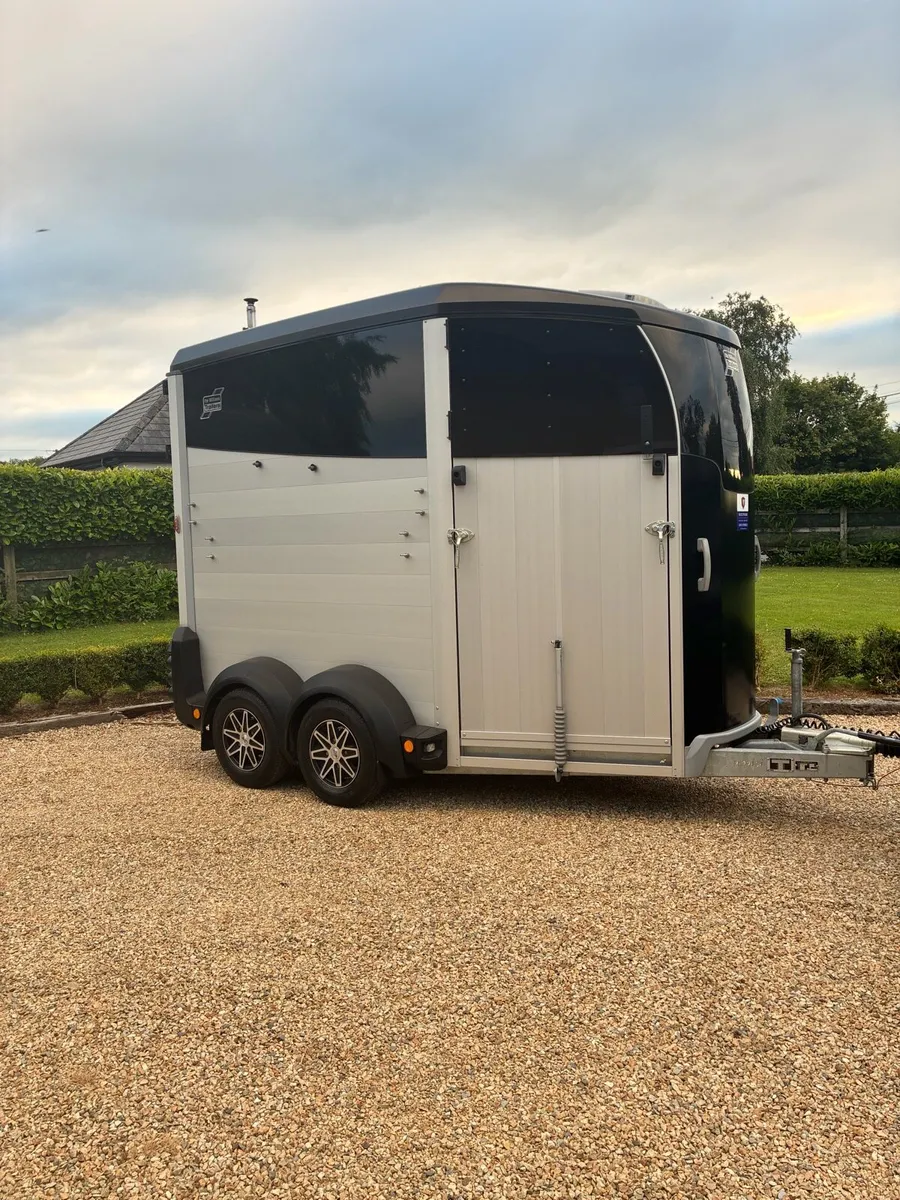 Horse box - Image 1