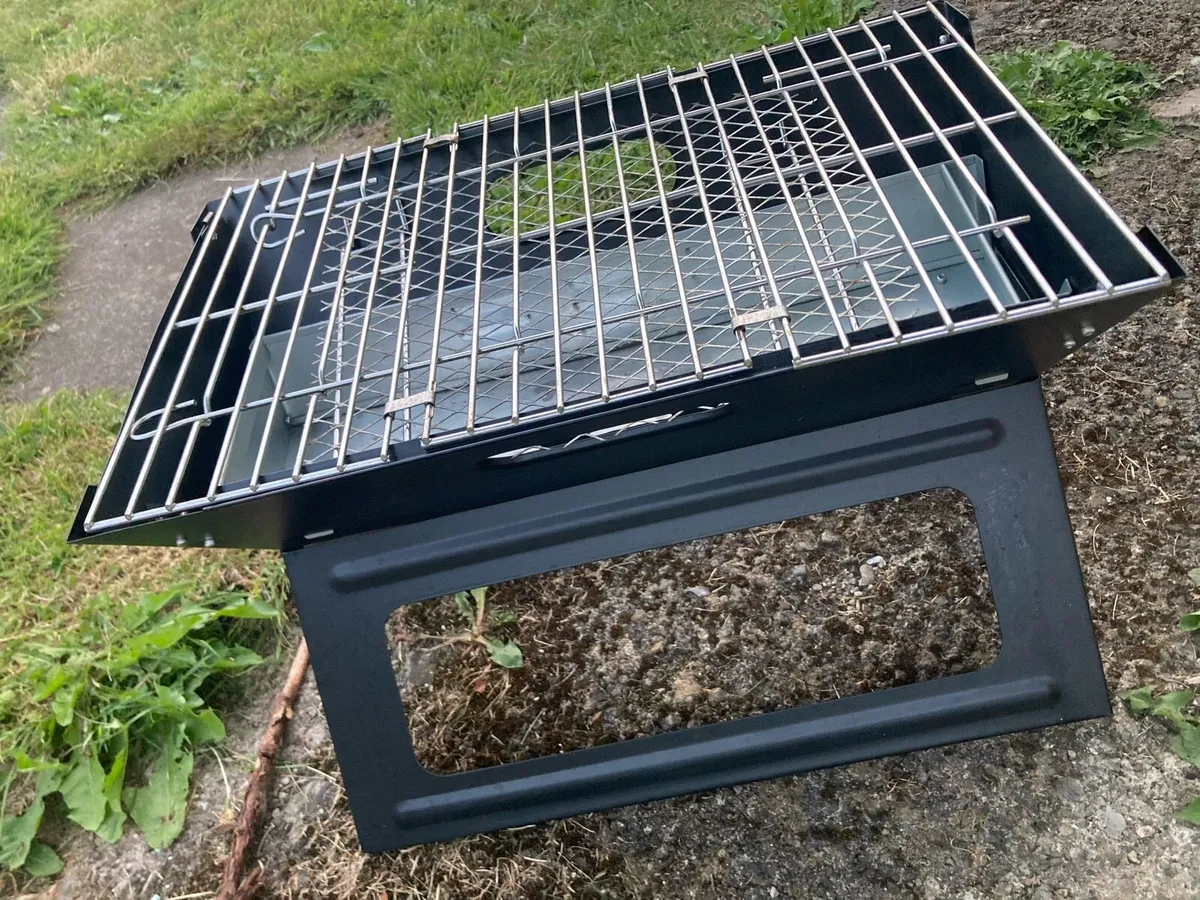 Foldable BBQ grill + 3 trays of instant BBQ + coal - Image 1