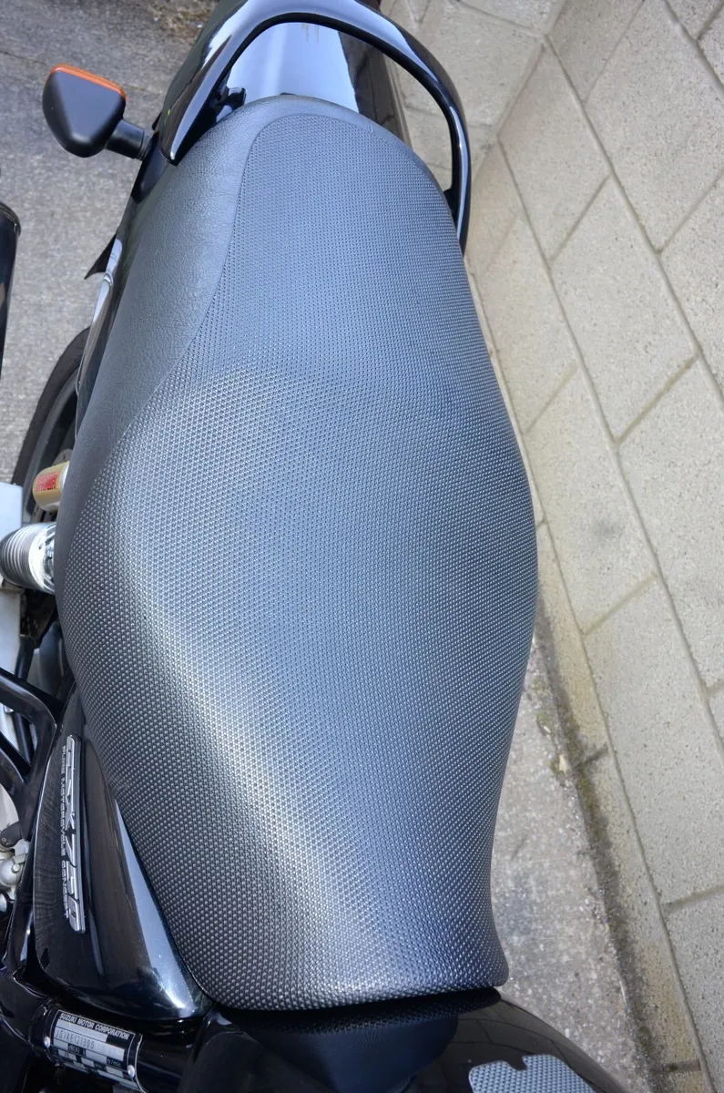 Suzuki GSX750 "Inazuma" 2002 - Image 3