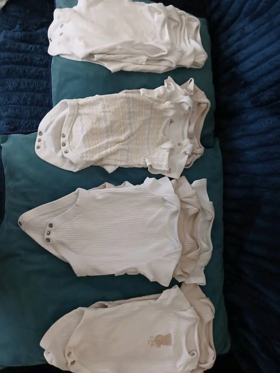 Newborn vests & baby grows €5 - Image 1