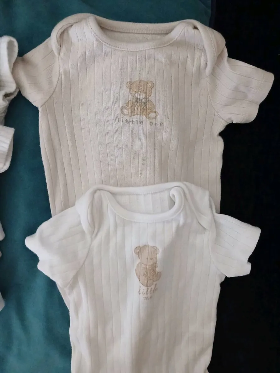 Newborn vests & baby grows €5 - Image 2