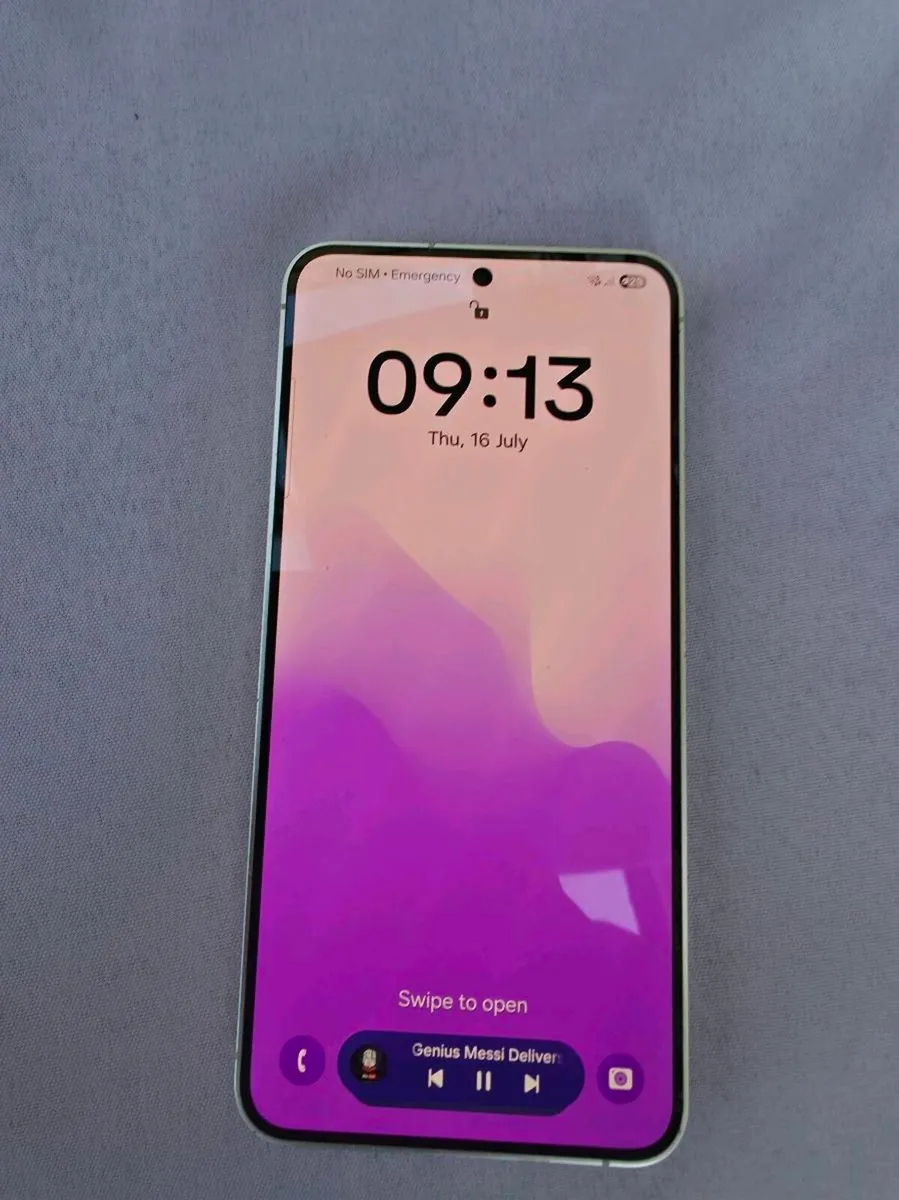 Samsung S24 - Image 1