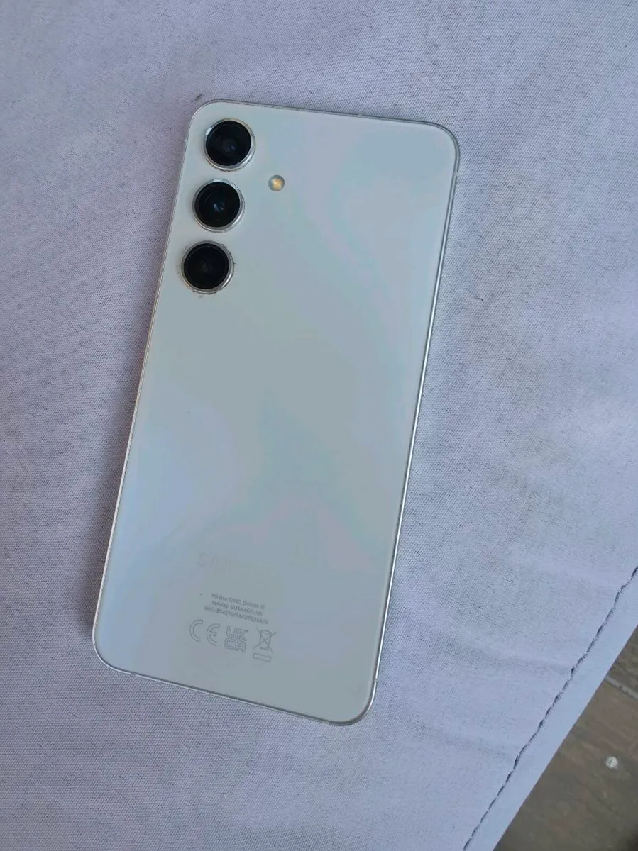 Samsung S24 - Image 2