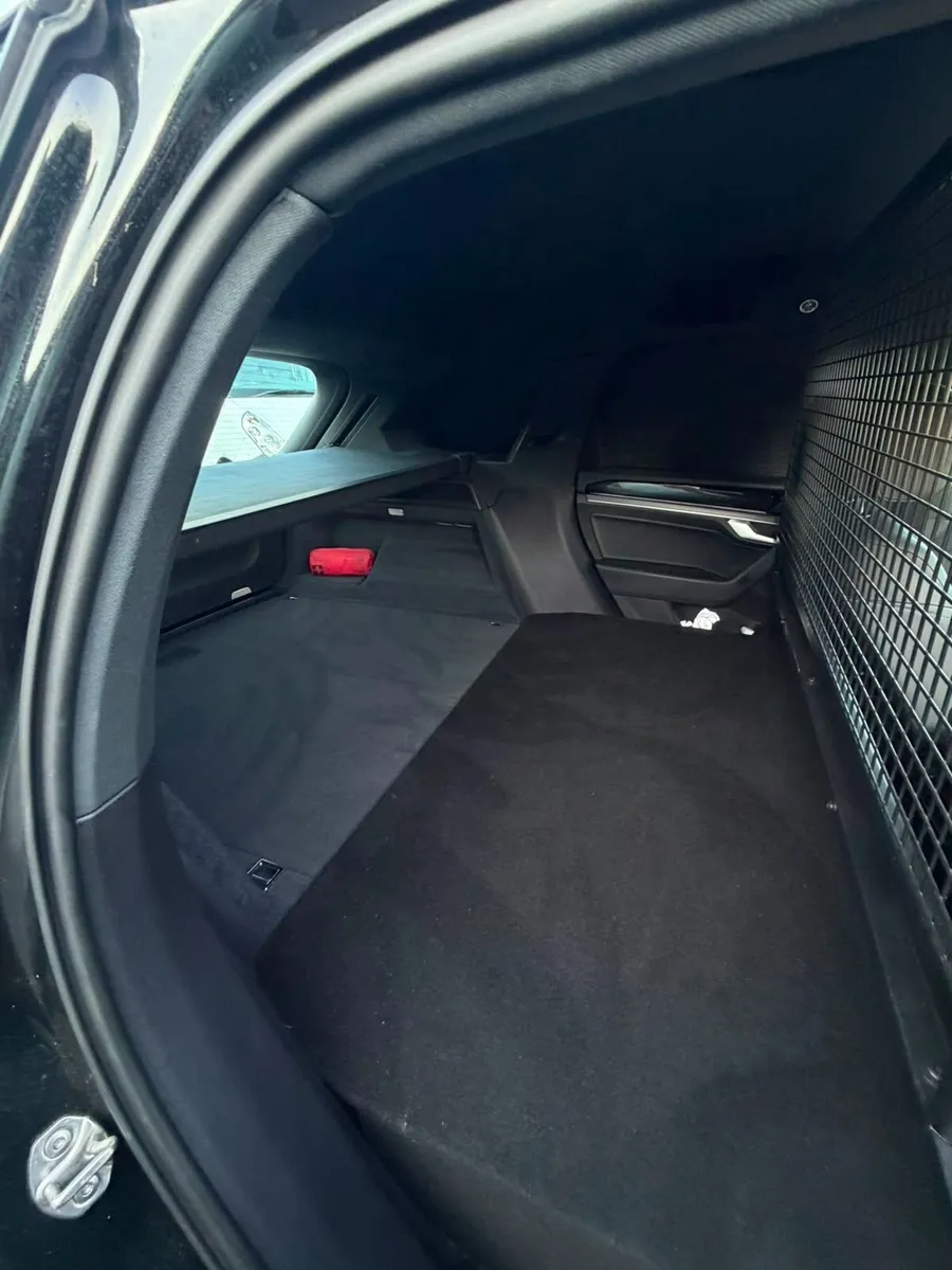 251 Volkswagen Touareg Comm - Rear Seats - Image 4