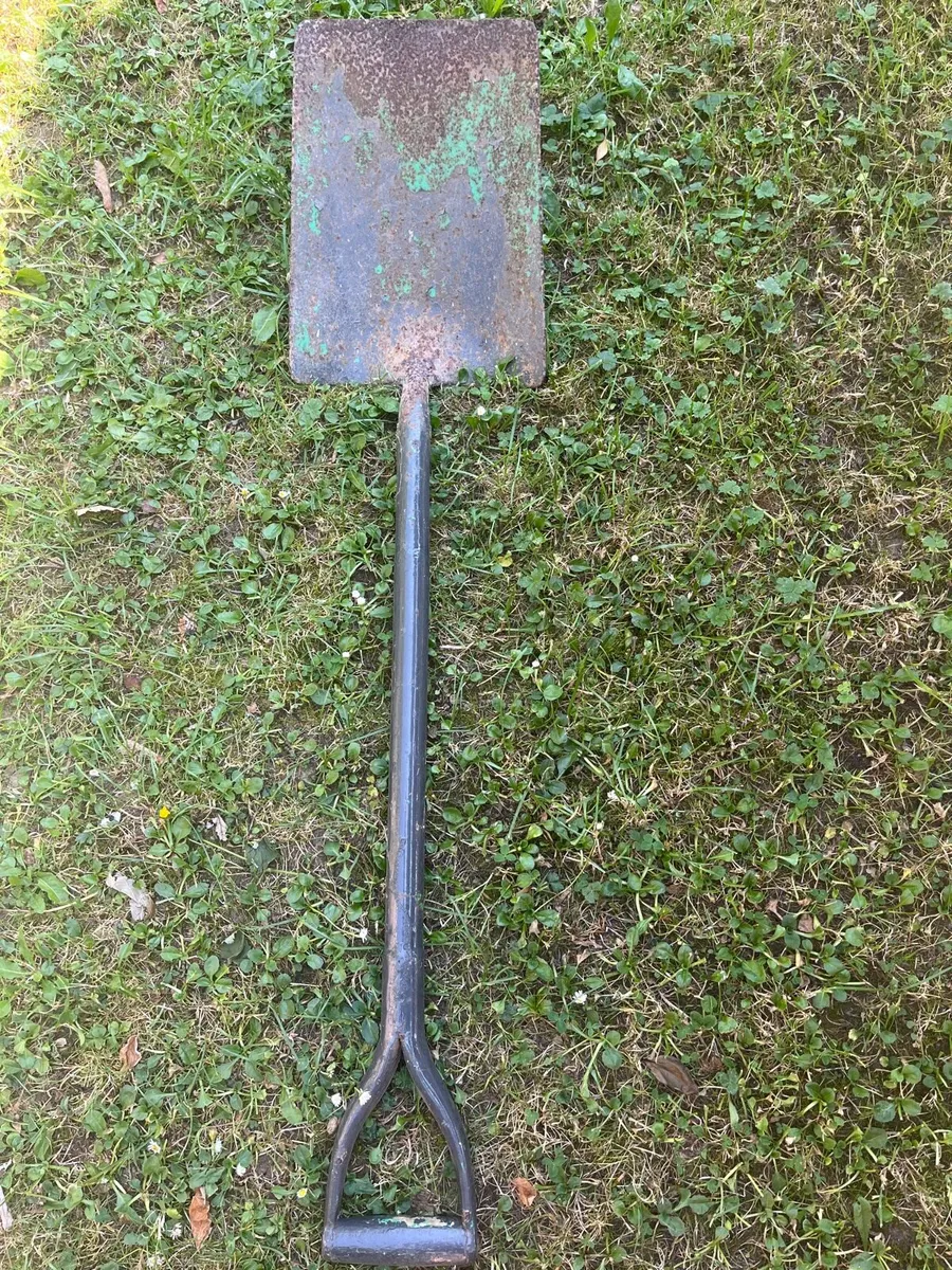Heavy vintage square-nosed shovel - Image 1
