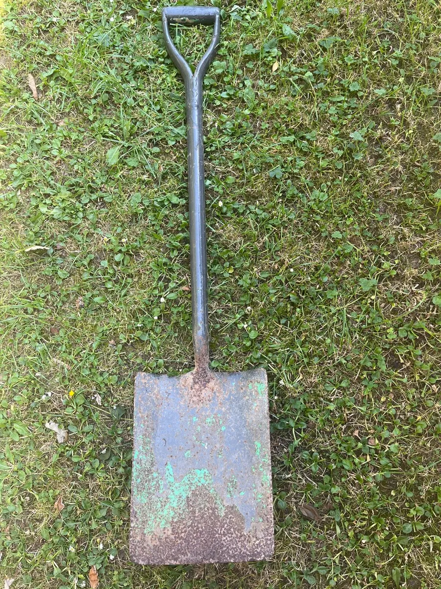 Heavy vintage square-nosed shovel - Image 3