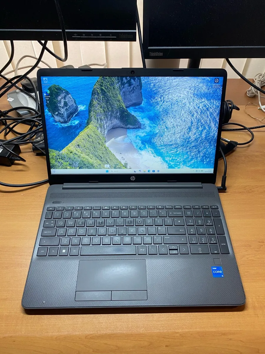 Hp laptop i5 8gb 256 win 11 - Image 1