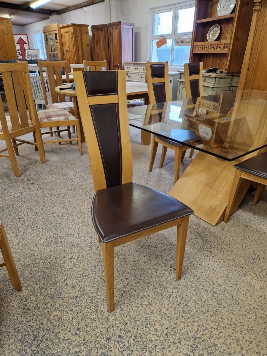 Light oak glass top table, 6 oak leather chairs - Image 2