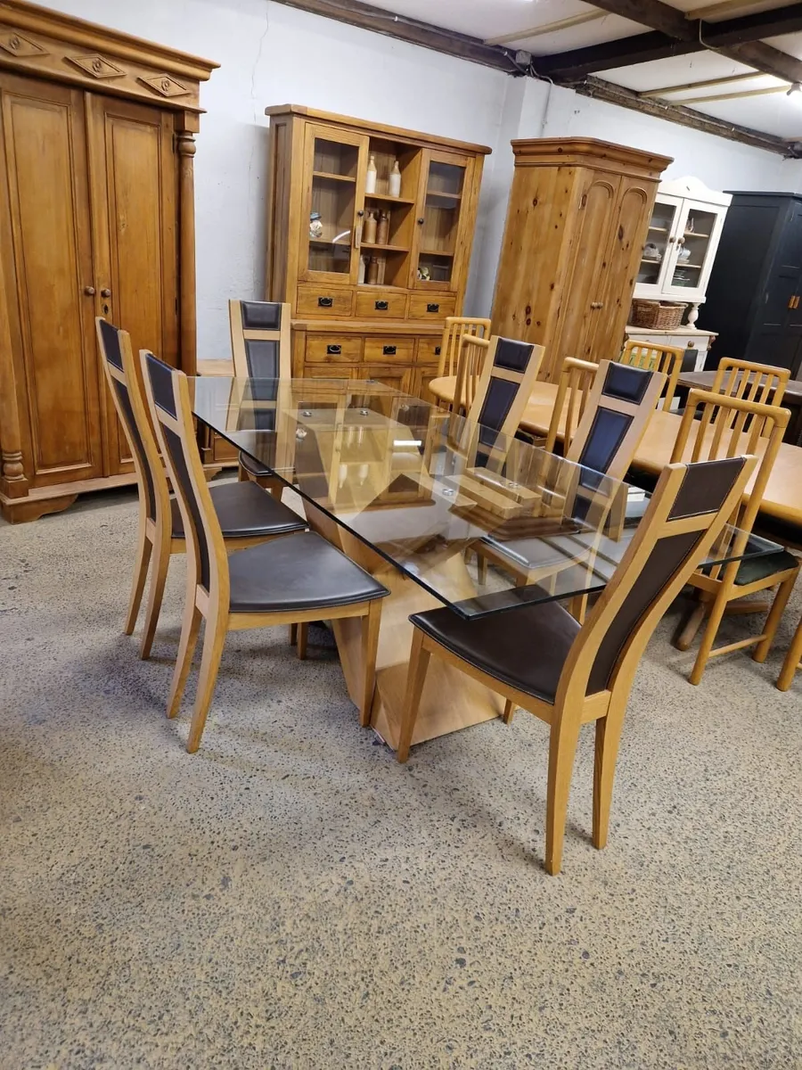 Light oak glass top table, 6 oak leather chairs - Image 1