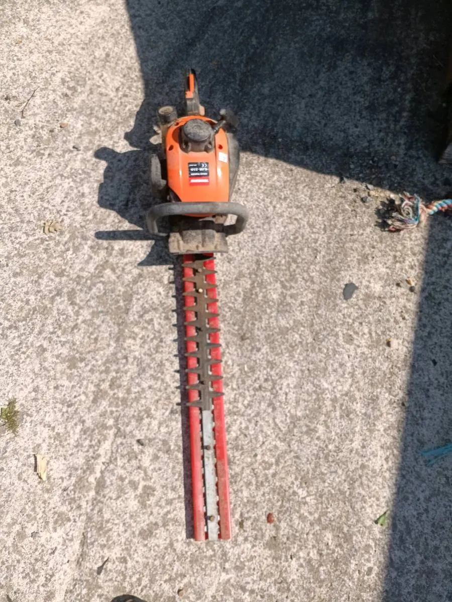 Hedge trimmer. - Image 1