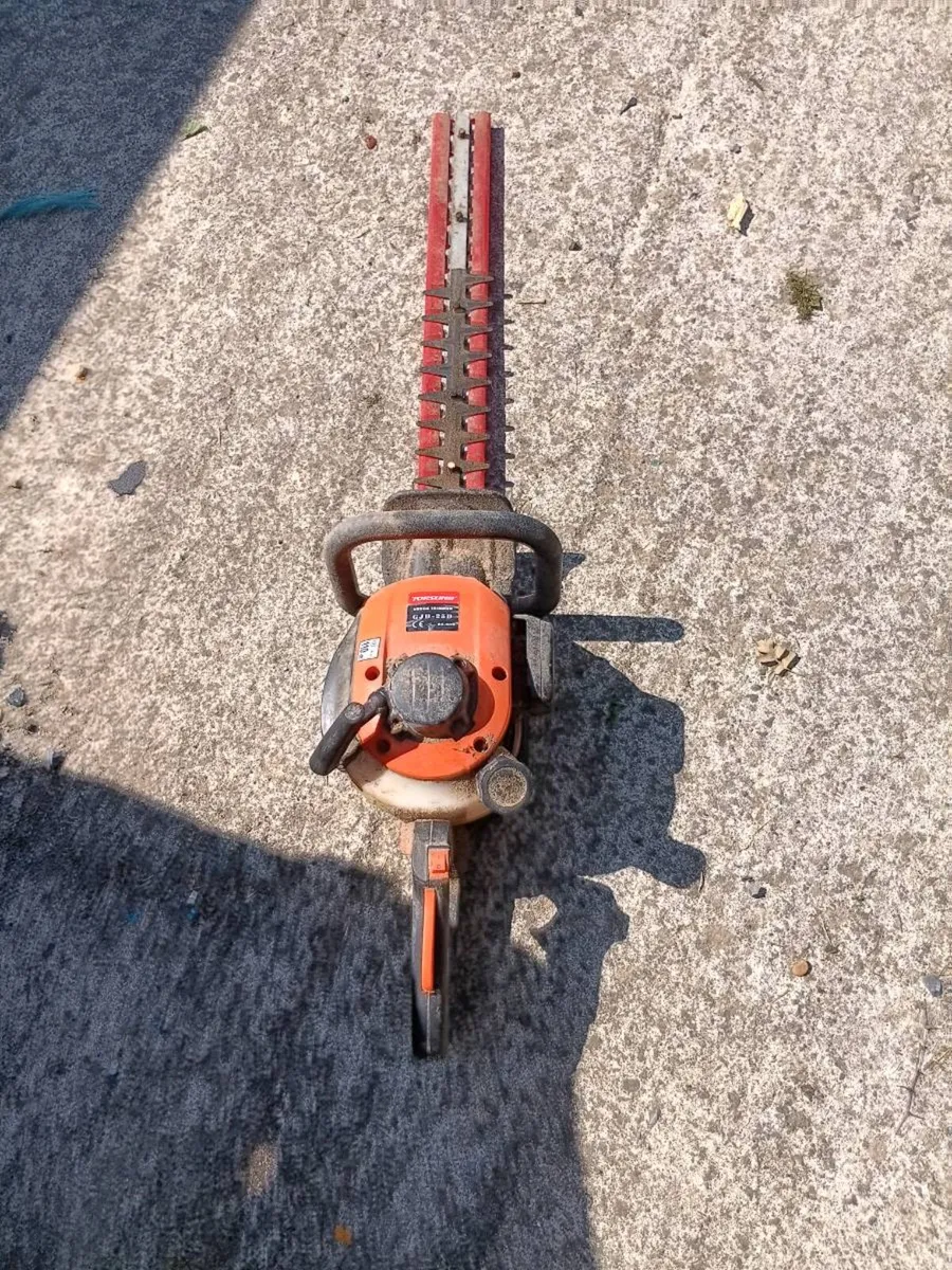 Hedge trimmer. - Image 2