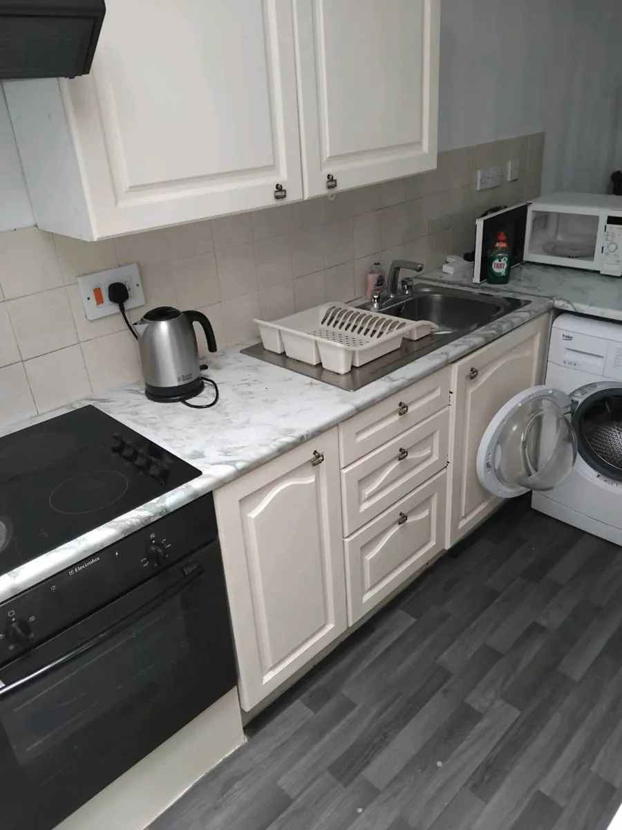 Flat 2 rent uk - Image 1