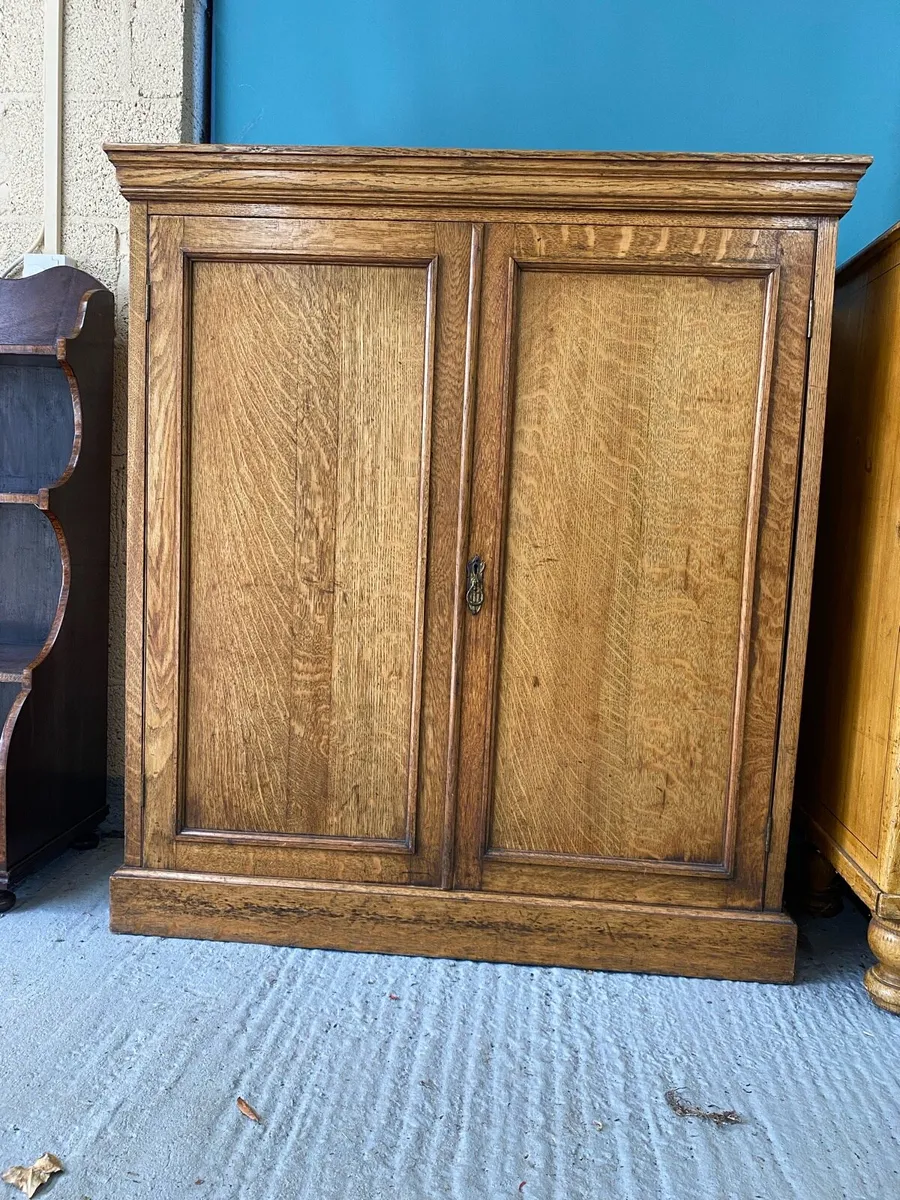 Vintage oak cupboard - Image 1