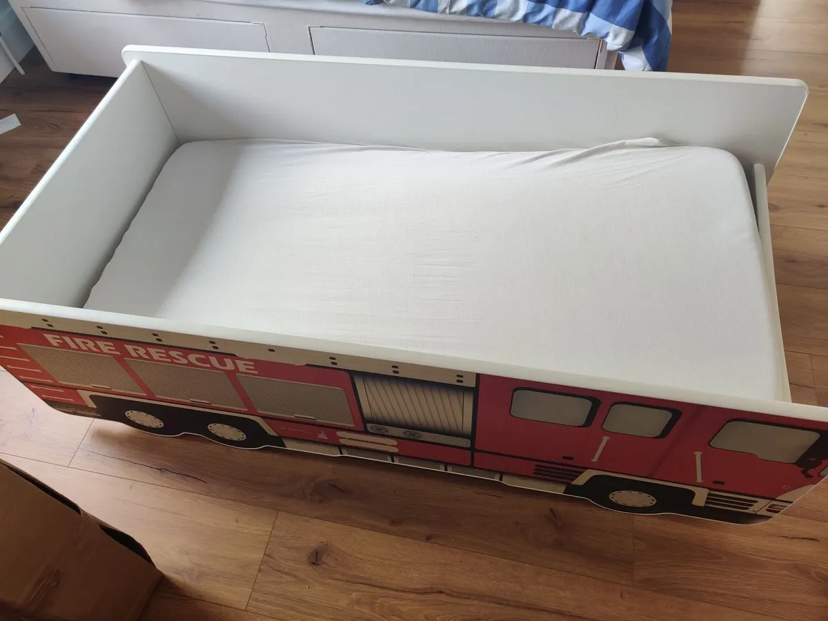 Firetruck kid's bed - Image 3
