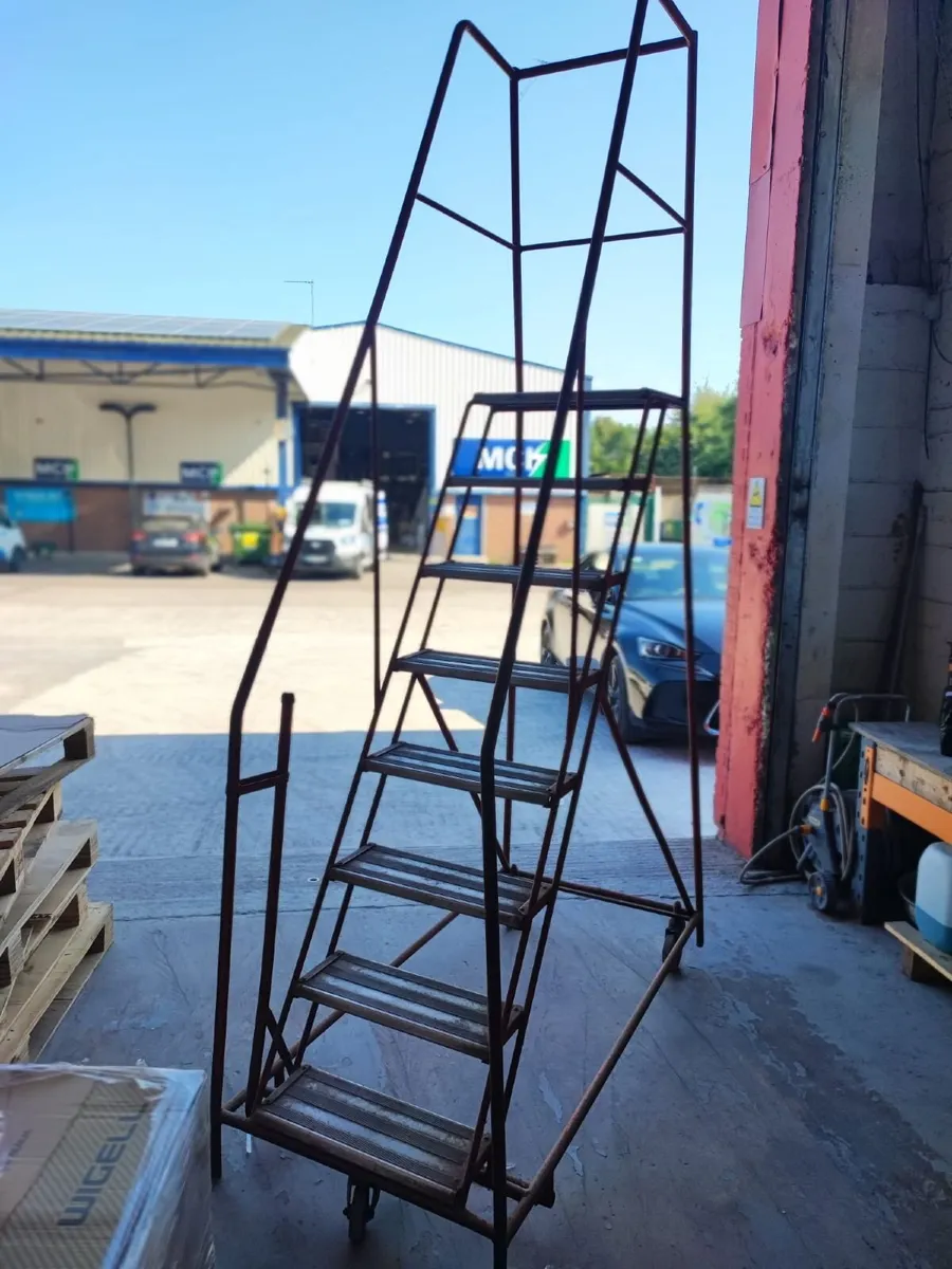 Mobile ladder platform - Image 1