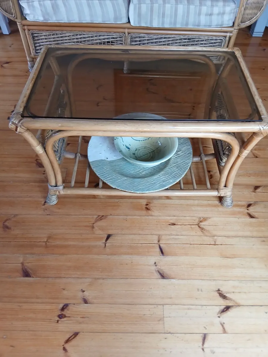 Wicker suite of furniture - Image 1