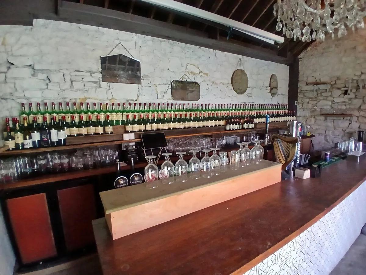 Bar and bar room - Image 3