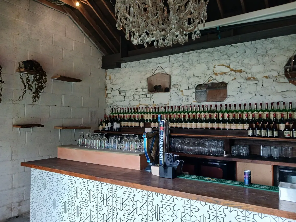 Bar and bar room - Image 4